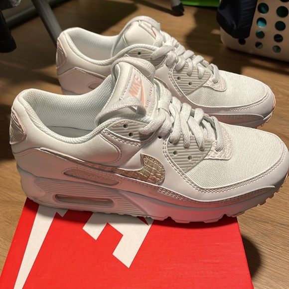 Nike women’s air max 8.5, white - Picture 4 of 5